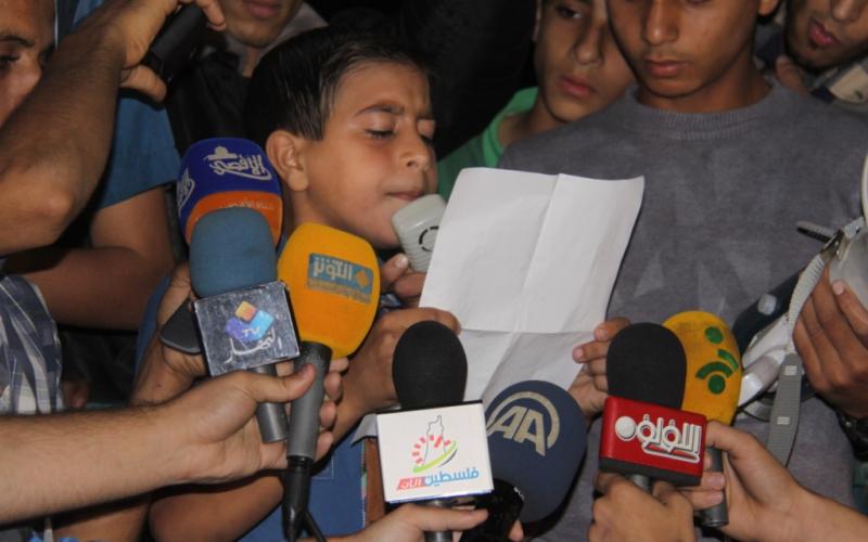 صور:مسيرة شموع لأطفال غزة رفضاً للحصار