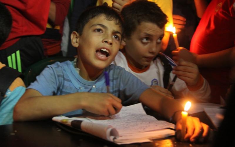 صور:مسيرة شموع لأطفال غزة رفضاً للحصار
