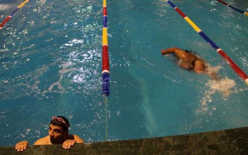 صور: مسابقة محلية للسباحة لمعاقي غزة
