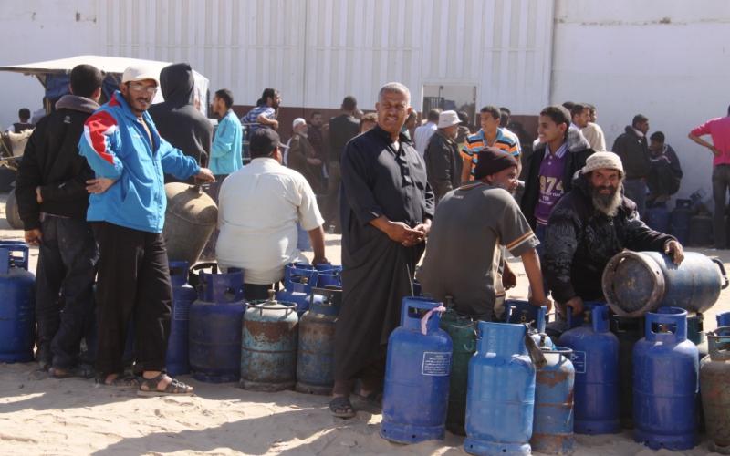 صور: أزمة الغاز تؤرق المحاصرين بالقطاع