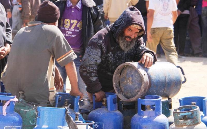 صور: أزمة الغاز تؤرق المحاصرين بالقطاع