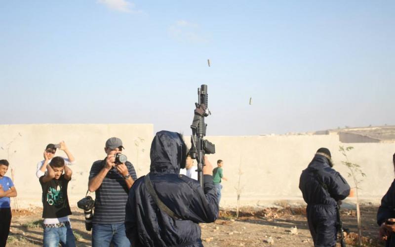 بالصور: مسلحون يجوبون أزقة مخيم قلنديا