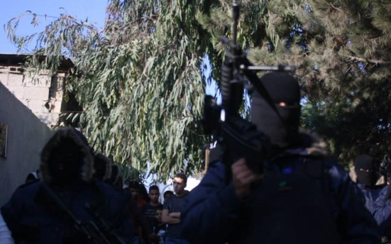 بالصور: مسلحون يجوبون أزقة مخيم قلنديا