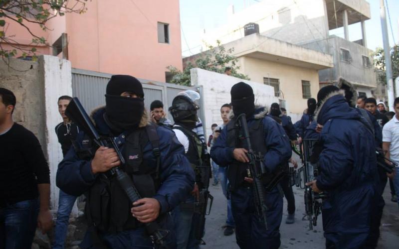 بالصور: مسلحون يجوبون أزقة مخيم قلنديا