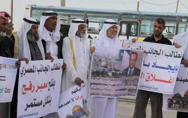 صور: اعتصام "المخاتير" أمام معبر رفح