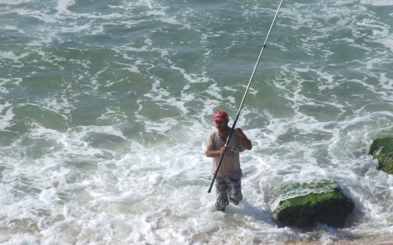بالصور: "سنارات الصيد" حكاية صبر تغازل مياه البحر