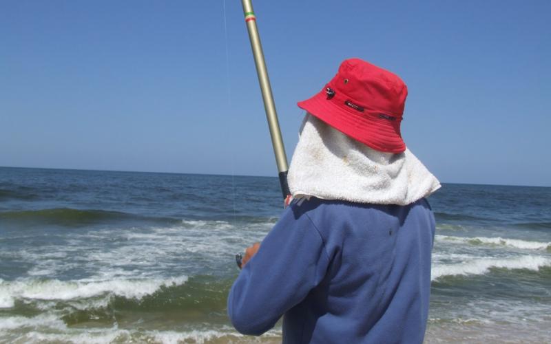 بالصور: "سنارات الصيد" حكاية صبر تغازل مياه البحر