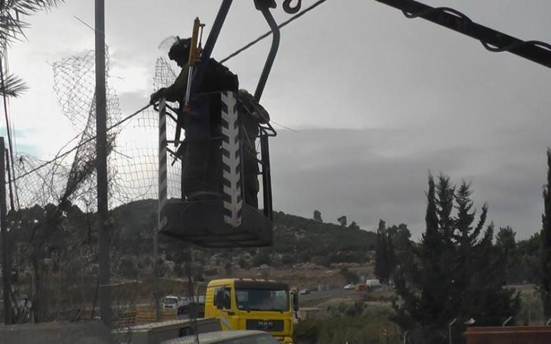 بالصور: الاحتلال يغلق مداخل مخيم "العروب"