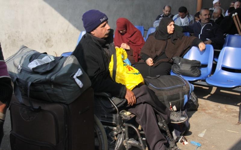 صور: معاناة الانتظار أمام معبر رفح