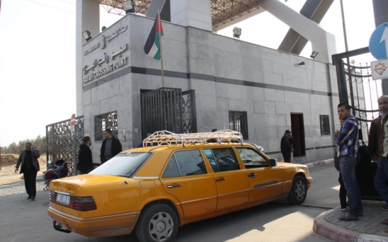 صور: معاناة الانتظار أمام معبر رفح