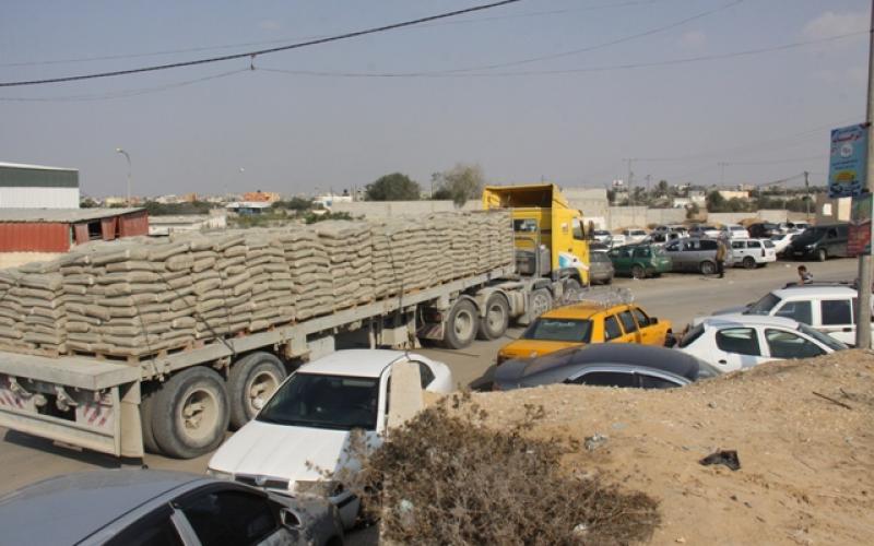 صور: معاناة الانتظار أمام معبر رفح