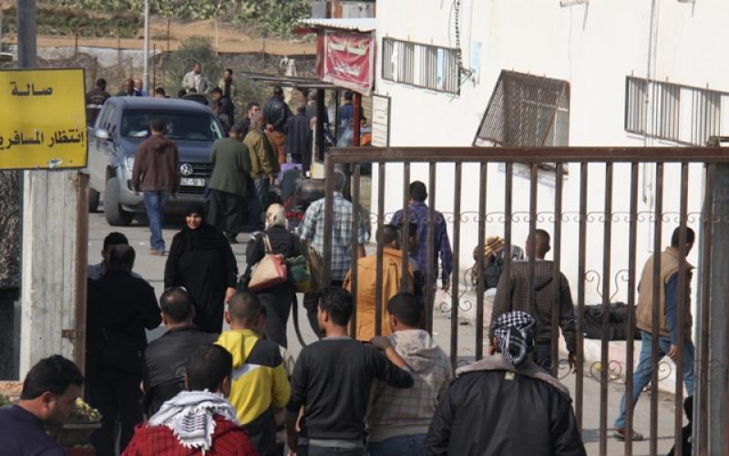 صور: معاناة الانتظار أمام معبر رفح