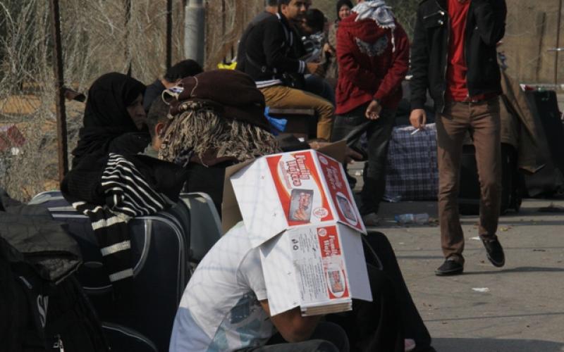 صور: معاناة الانتظار أمام معبر رفح