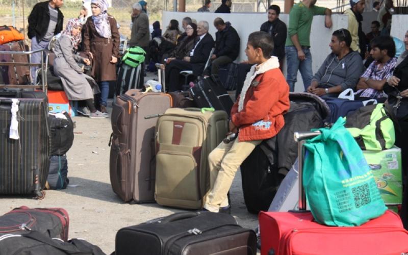 صور: معاناة الانتظار أمام معبر رفح