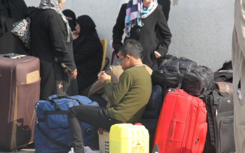 صور: معاناة الانتظار أمام معبر رفح