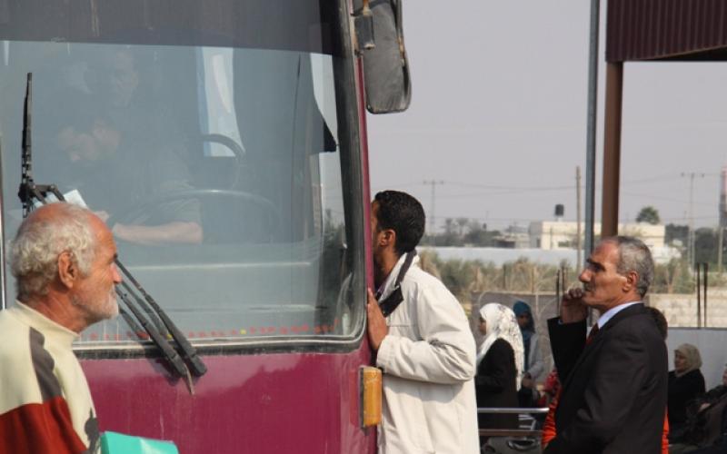 صور: معاناة الانتظار أمام معبر رفح
