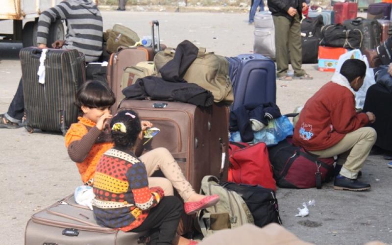 صور: معاناة الانتظار أمام معبر رفح