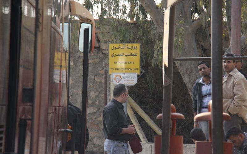 صور: معاناة الانتظار أمام معبر رفح