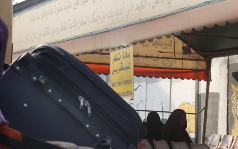 صور: معاناة الانتظار أمام معبر رفح