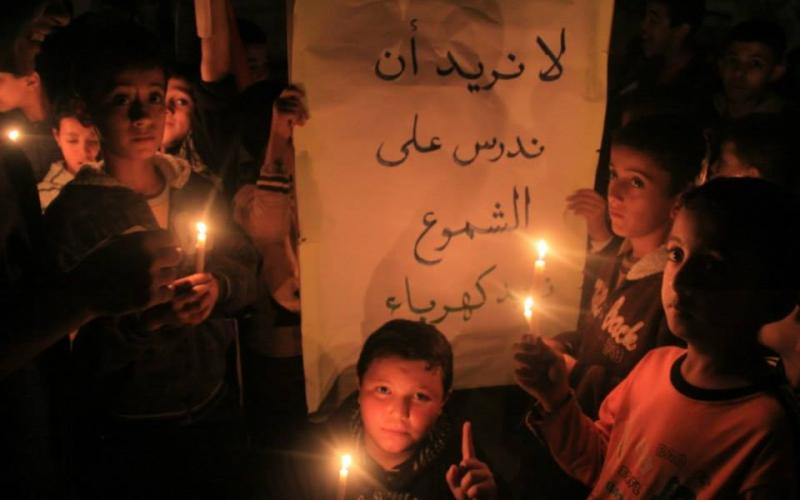 بالصور: مسيرة شموع بغزة رفضاً للحصار