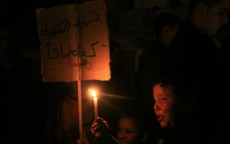 بالصور: مسيرة شموع بغزة رفضاً للحصار