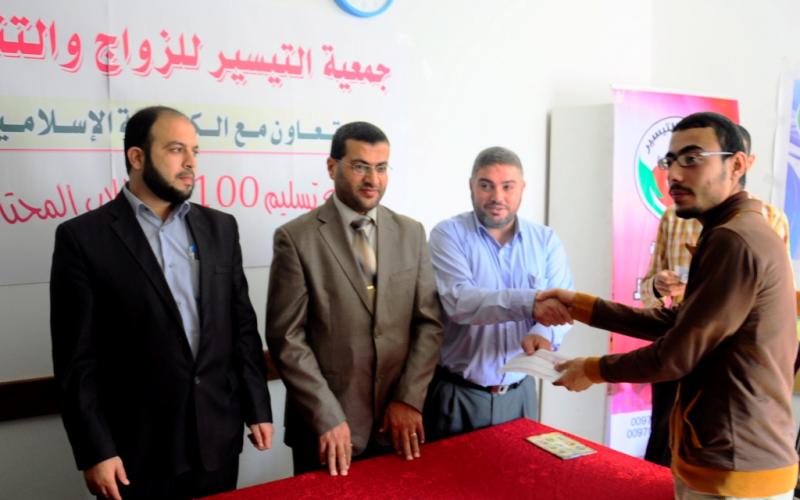 بالصور: الكتلة تقدم مساعدات نقدية للطلاب
