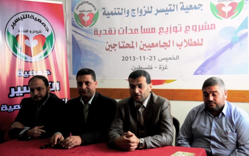 بالصور: الكتلة تقدم مساعدات نقدية للطلاب