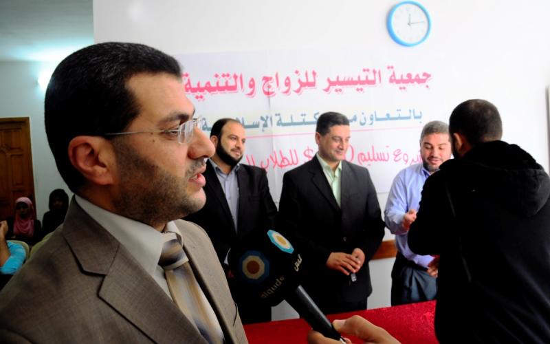 بالصور: الكتلة تقدم مساعدات نقدية للطلاب