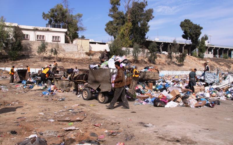 صور: كارثة بيئية بغزة بعد توقف نقل النفايات