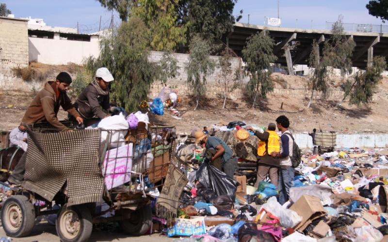 صور: كارثة بيئية بغزة بعد توقف نقل النفايات