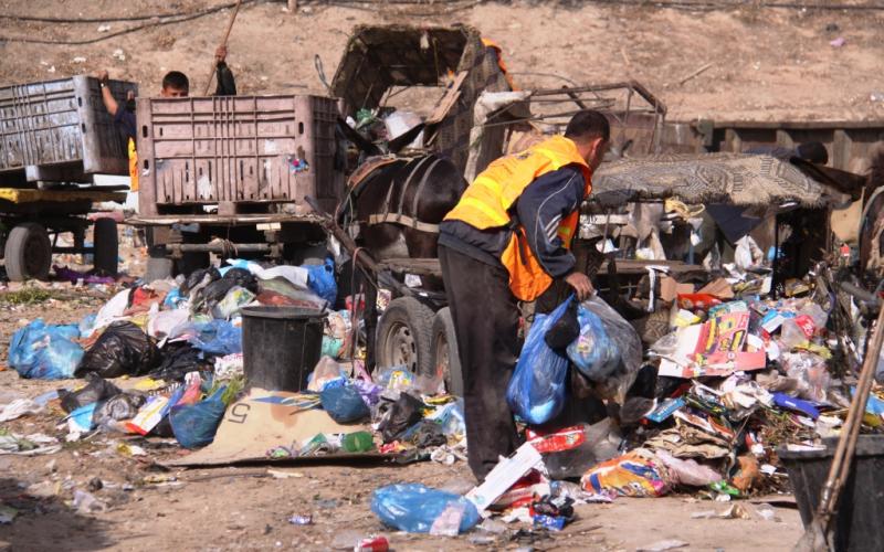 صور: كارثة بيئية بغزة بعد توقف نقل النفايات