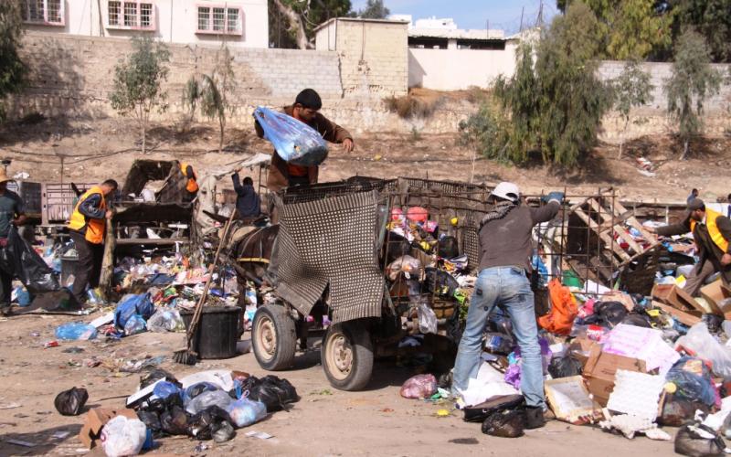 صور: كارثة بيئية بغزة بعد توقف نقل النفايات