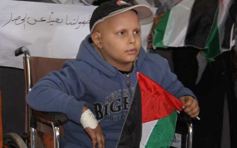صور: وقفة لمرضى "الكلى" رفضاً للحصار