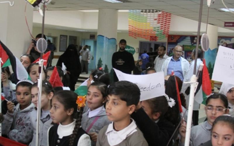 صور: وقفة لمرضى "الكلى" رفضاً للحصار