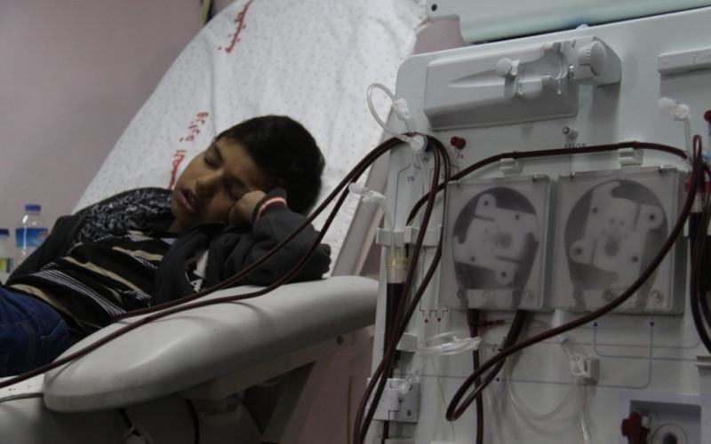 صور: وقفة لمرضى "الكلى" رفضاً للحصار