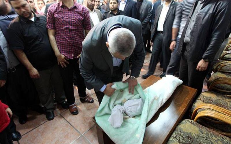 صور: هنية يودع حفيدته بعد صراع مع المرض