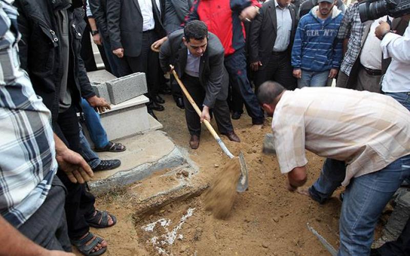 صور: هنية يودع حفيدته بعد صراع مع المرض