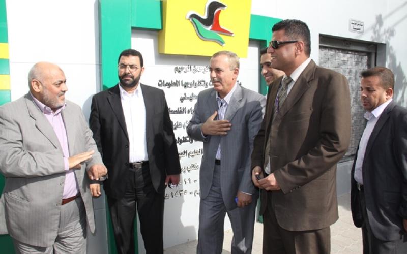 صور: الوزير العيسوي يفتتح بريد خانيونس