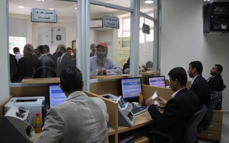 صور: الوزير العيسوي يفتتح بريد خانيونس