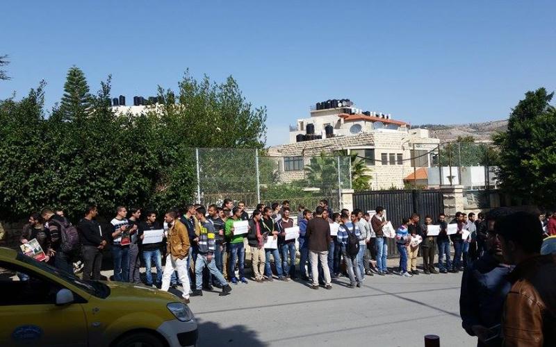 بالصور: احتجاج طلاب النجاح على فصل طالبين