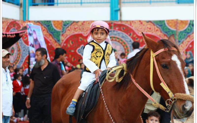 صور: مهرجان بمدرسة إيواء لتخفيف معاناة قاطنيها