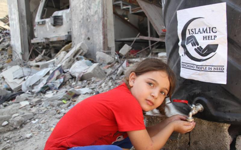 بالصور: الفلاح الخيرية تختتم توزيع مياه الشرب