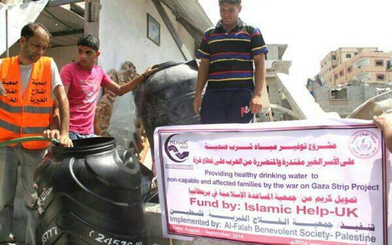 بالصور: الفلاح الخيرية تختتم توزيع مياه الشرب