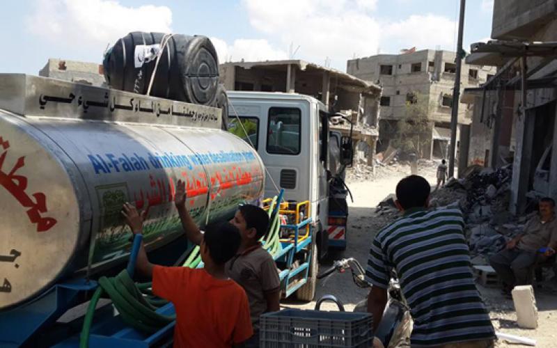 بالصور: الفلاح الخيرية تختتم توزيع مياه الشرب