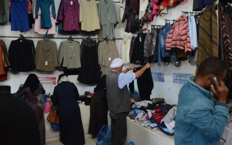 بالصور:الرحمة تفتتح معرض ملابس خيري