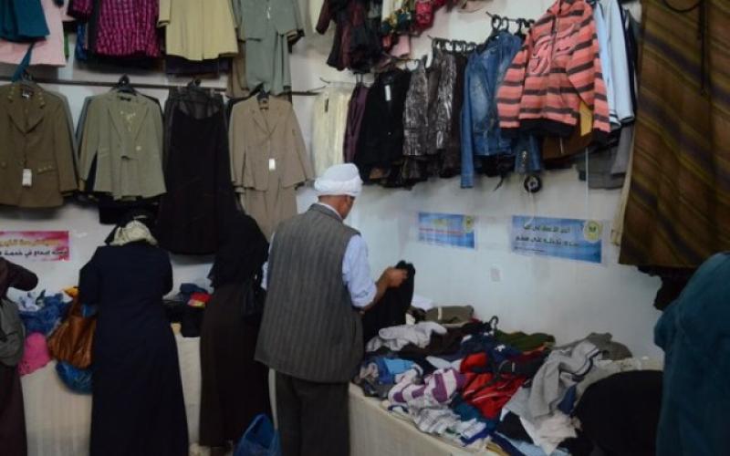 بالصور:الرحمة تفتتح معرض ملابس خيري