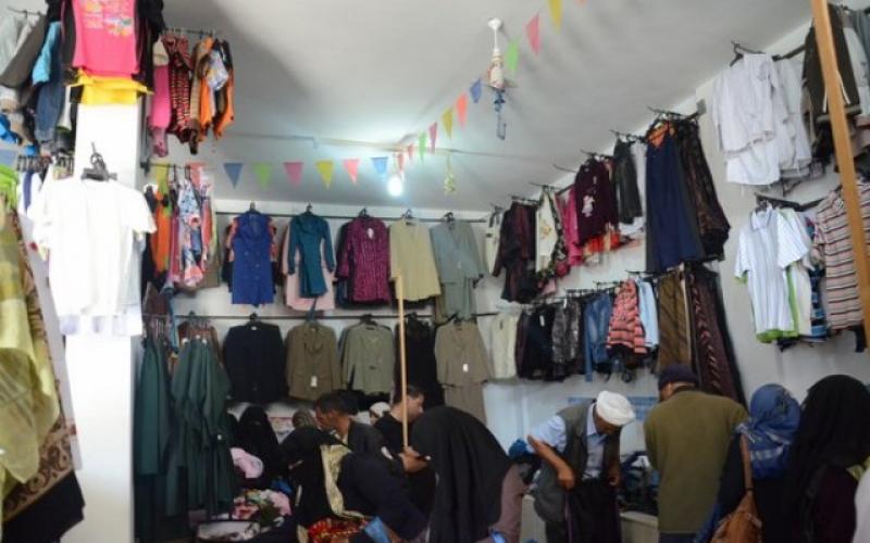 بالصور:الرحمة تفتتح معرض ملابس خيري