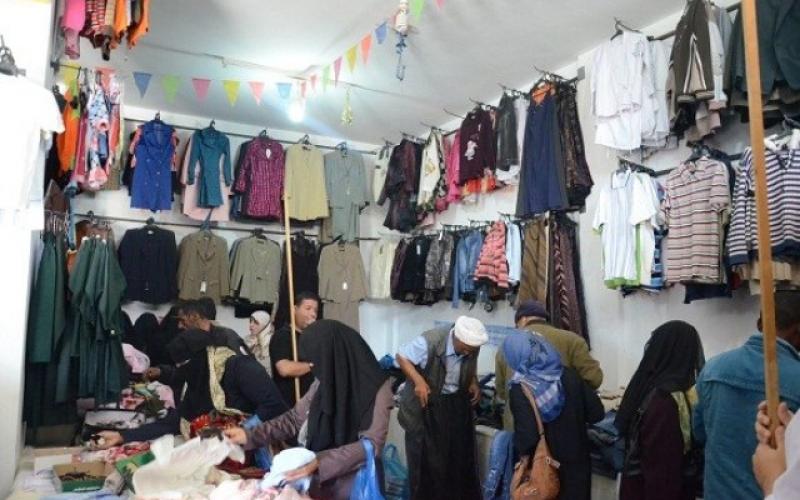 بالصور:الرحمة تفتتح معرض ملابس خيري