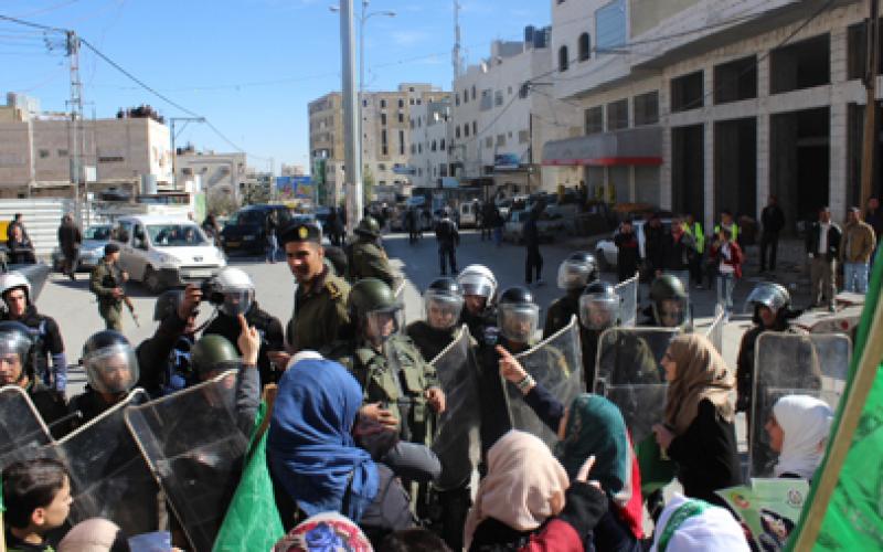 بالصور: الاحتلال والسلطة يقمعان مسيرة الخليل