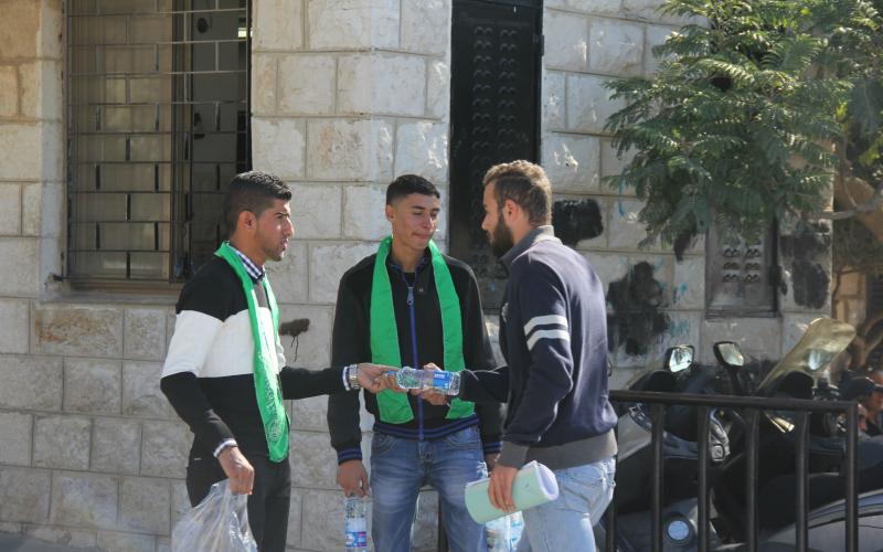 بالصور: كتلة بيرزيت توزع زجاجات مياه هدية من الطلبة المعتقلين